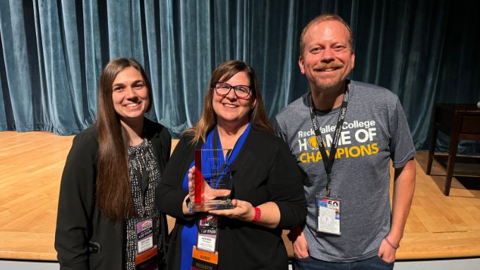 Thompson (center)) accepts her award